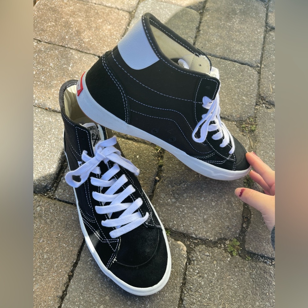 Vans - Picture 2 of 9